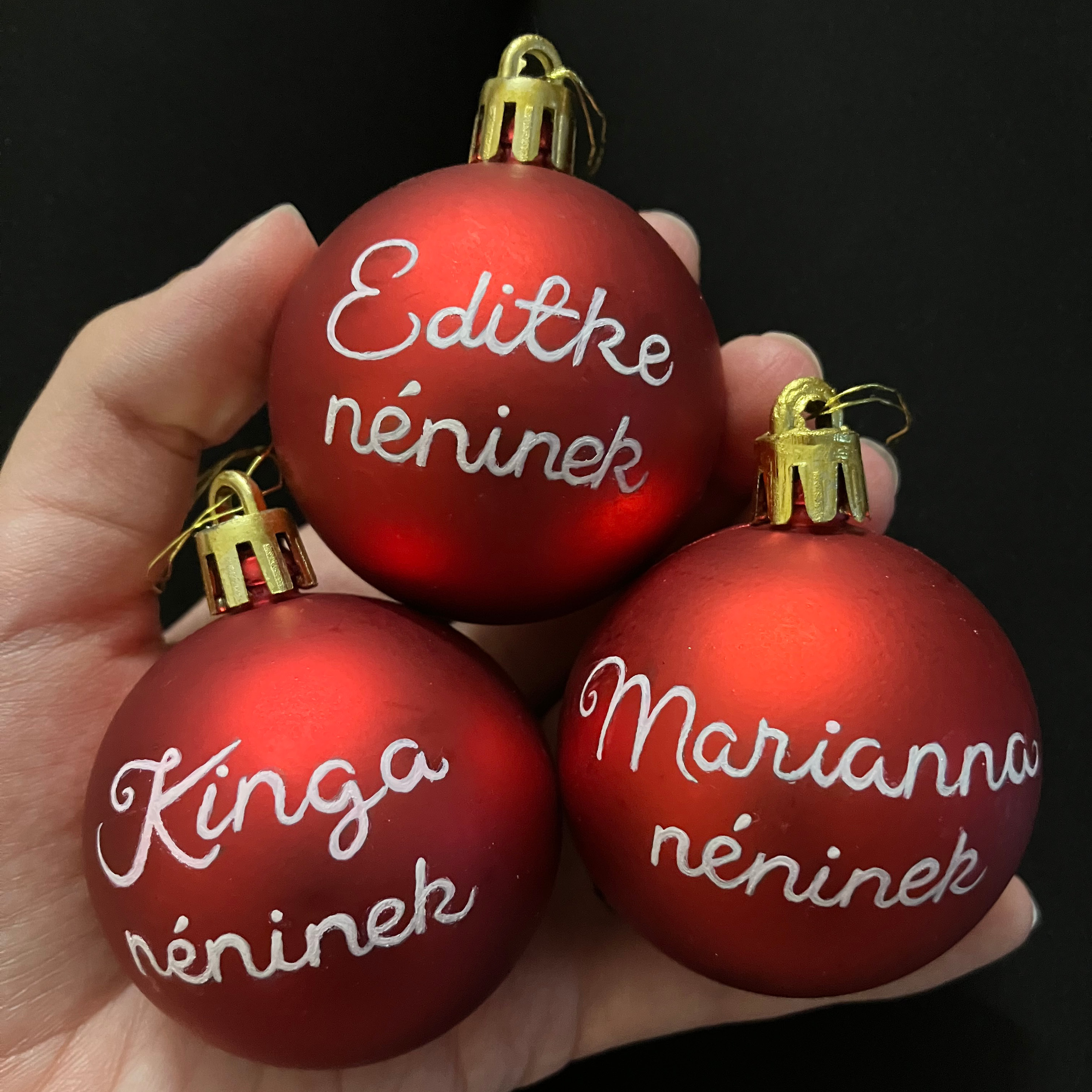 Neves gömbök 6 cm műanyag karácsonyfa gömbökön piros