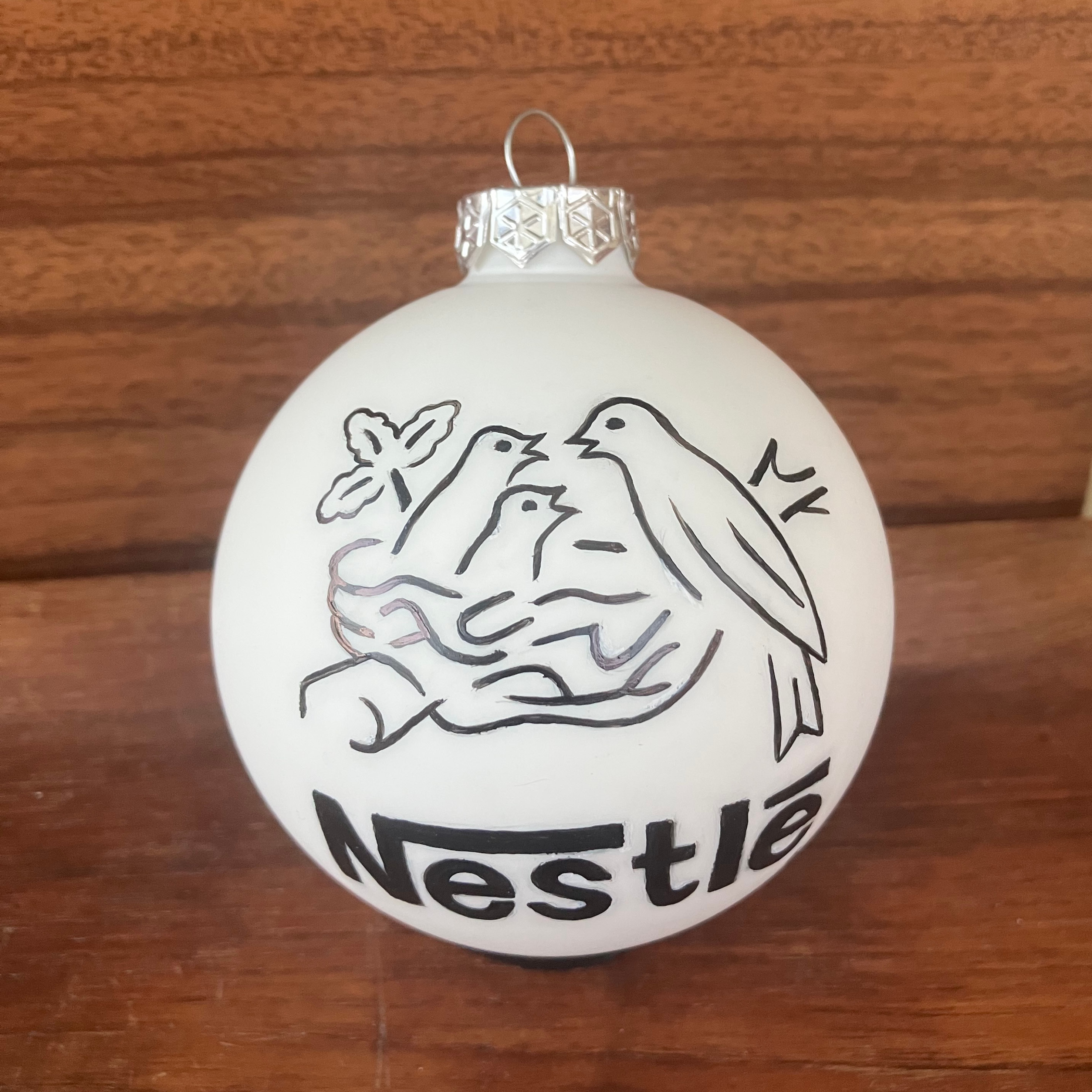 Nestlé logó 8 cm üveg karácsonyfa gömb fehér